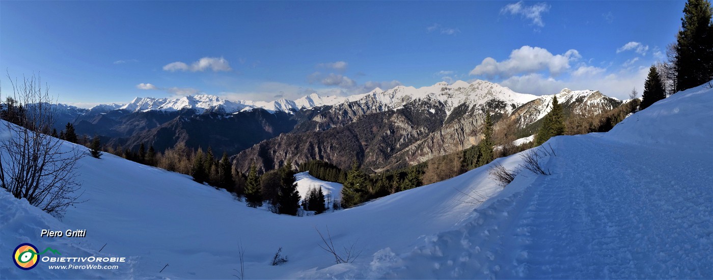 55 Dalla pista per  Torcola Soliva vista dal Tre Signori a sx al Pizzo Badile a dx.jpg